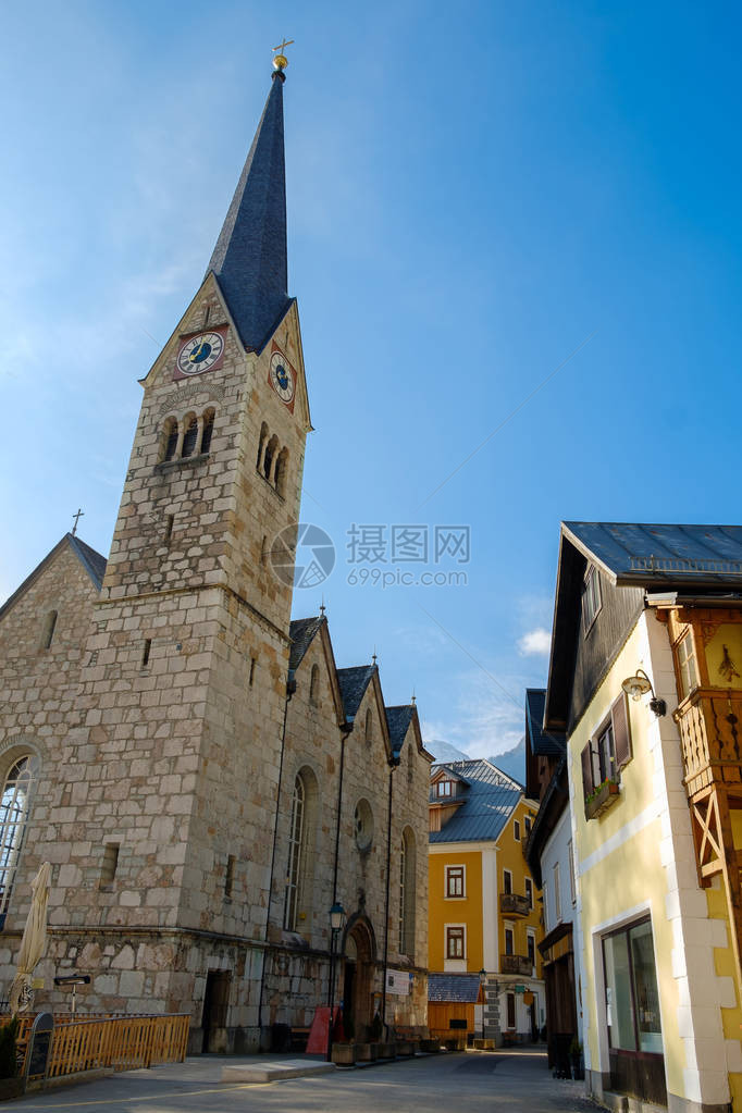 特写奥地利哈尔施塔特镇的钟楼图片