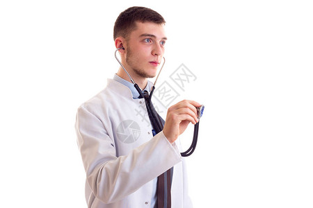 穿着蓝衬衫领带和医生长袍的棕色头发年轻迷人男子图片