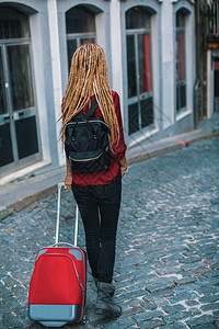 旅行女郎带着红色手提箱在图片