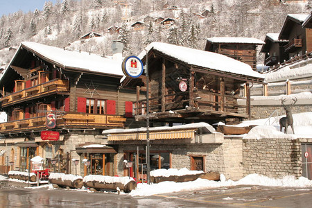 瑞士山地建筑小屋图片