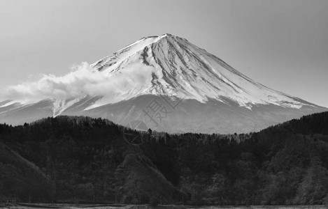 来自川口湖黑白河湖的富图片