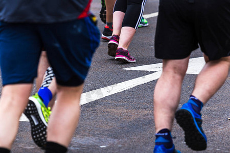 马拉松运动员在利物浦市中心街道上的白色箭头上慢图片