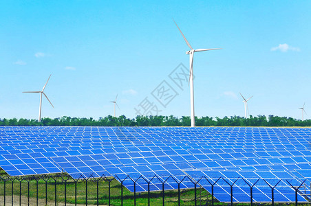 现场太阳能电池板和风力发电器可再生能源资概念图片