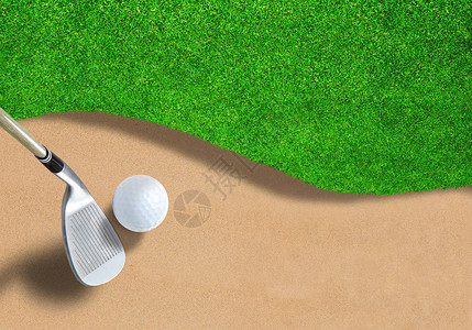 高尔夫球在沙地陷阱掩体上与网球俱乐部准备摆放图片