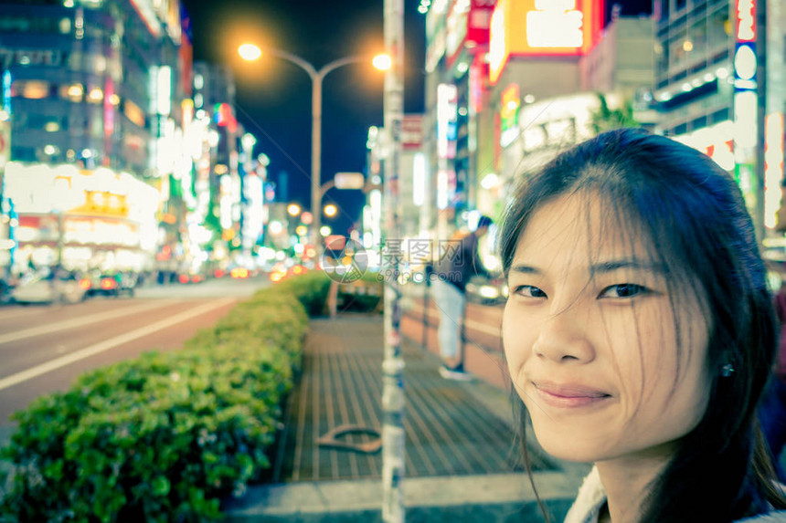 亚洲女正在新宿购物区旅行图片