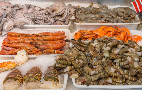 在市场上出售的贝类和海鲜图片