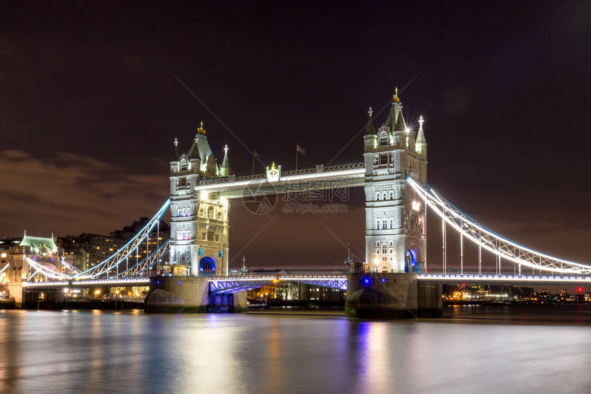 伦敦塔桥夜间照明图片