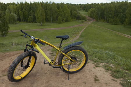 夏季乡村的胖自行车脏自行车水图片