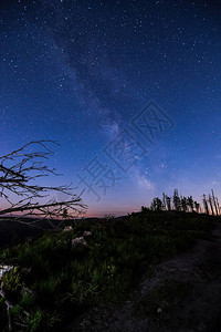 夜星空与波兰山区可见的银河系MalinowskaSkalaSzczyrk波兰西里背景图片