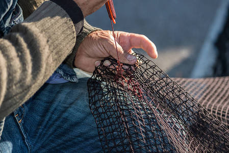 渔夫的手布置网的细节图片