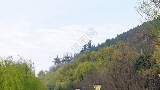春季佛教纪念碑长门格罗托斯东山绿花园中的塔台景象LongmenGro图片