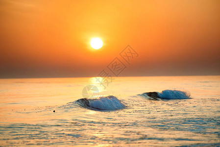日落或日出在海面上与大太阳相照在美丽的图片