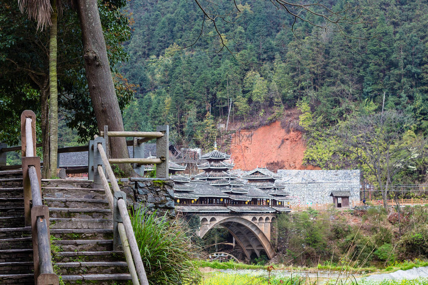 游历春天踏上三江侗族自治县城阳村风雨桥和河边花园图片