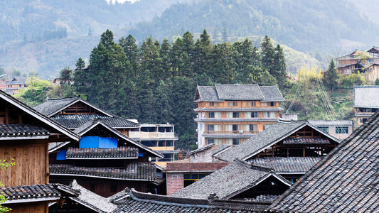 春季在三江东人自治州成阳村的乡间住房屋顶上图片