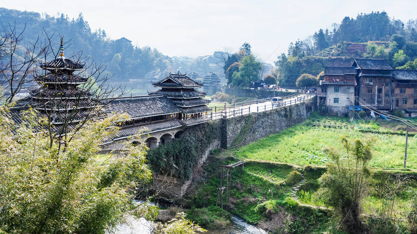 前往的旅游春季早上在三江东自治州成阳村河边风玉桥图片