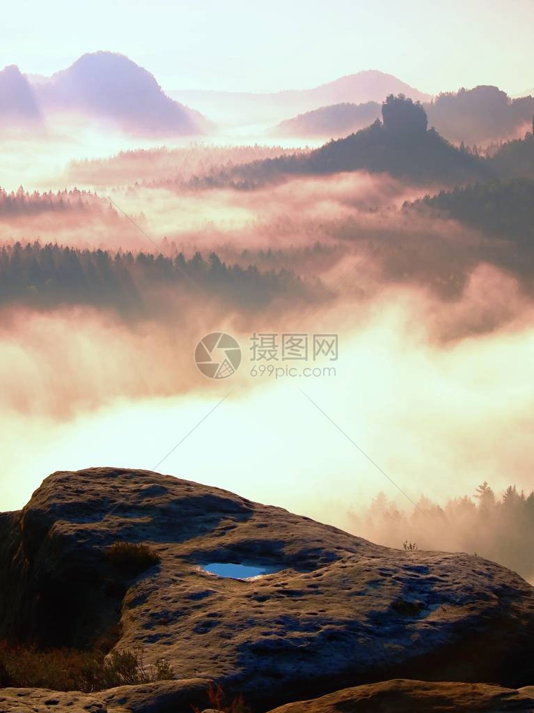 梦幻的雾色地貌大山切断了光雾深谷充满着多彩的雾图片