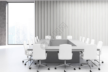 室内会议室内装有长方形桌旁边的白色办公椅木墙和高处的窗户图片