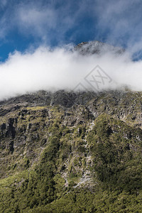 白云带隐藏着黑岩峰的一部分背景图片