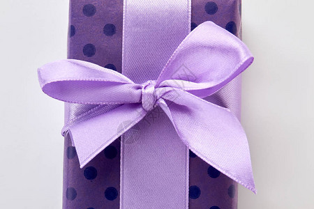 礼物盒的裁剪照片紫色盒上的紫色丝图片