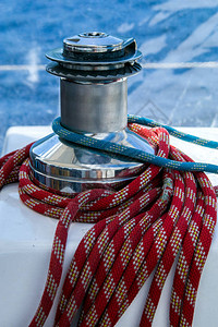 游艇上的帆船绞盘和绳索细节YachtingSailboat细节图片