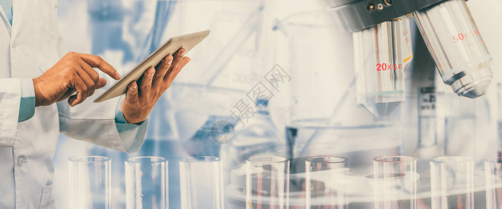 科学研究与技术理念科学家在实验室背景下手持带科学仪器显微镜和化学试图片