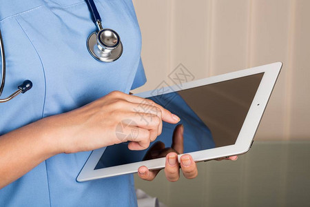 在医院使用平板电脑的特写医生图片