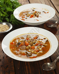泡菜汤配鸡杂碎和番茄酱拉索尔尼克背景图片