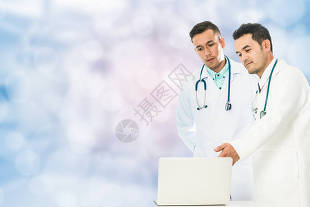 男医生在医院医生办公室讨论笔记本电脑上的数据健康诊断的概念图片