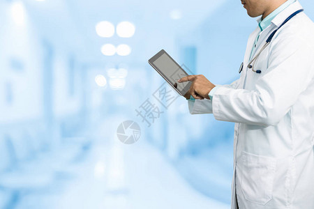 在医院或办公室背景下研究平板电脑的男医生医疗数据分析和医疗保图片