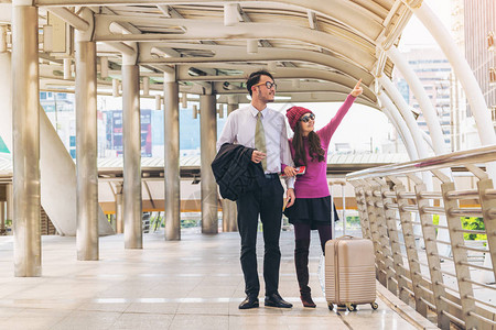 情侣旅行者带着旅行袋或行李在机场候机楼走道上进行蜜月旅行情图片