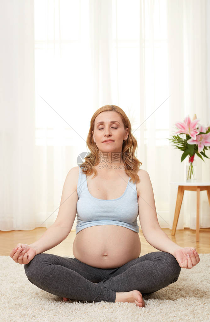 冥想的年轻孕妇图片