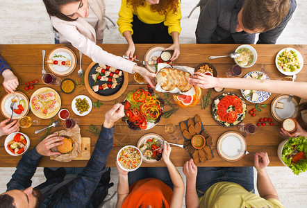 人们一起吃健康的食物家庭聚会朋友晚餐桌图片