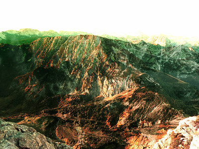 胶片颗粒效果胶片划痕查看高山悬崖和山谷地平线上的太阳背景图片