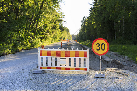 正在修建的公路上的路障图片