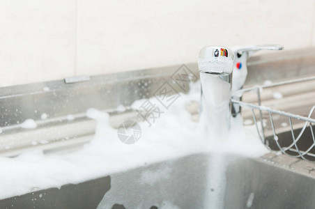 作为卫生和抗菌清洁概念的充满清洁泡沫的水槽和图片