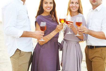 男女在夏季沙滩红酒派对上由图片