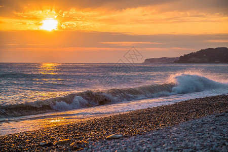 日落时在海滩上奔波背景图片