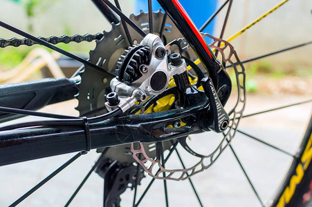 自行车液压后盘式制动器自行车齿轮盘式制动器和后拨链器自行车零件链条图片