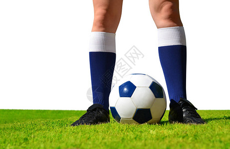 足球运动员脚跟球在足球场上在白色图片