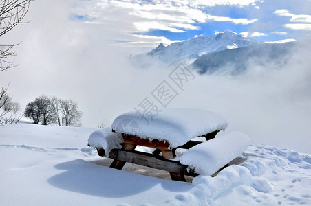雪山野餐桌图片