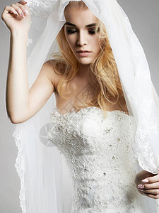 穿着婚纱和面纱的美丽的新娘妇女美容年轻新图片