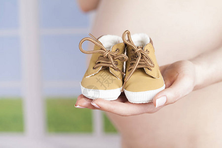孕妇手里拿着婴儿鞋图片