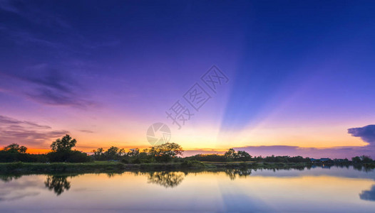 圣光之子当太阳落到地平线时背景