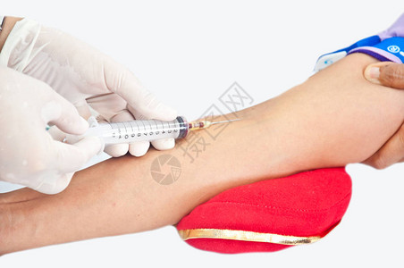 白色背景下用于测试血液和检查的注射器图片