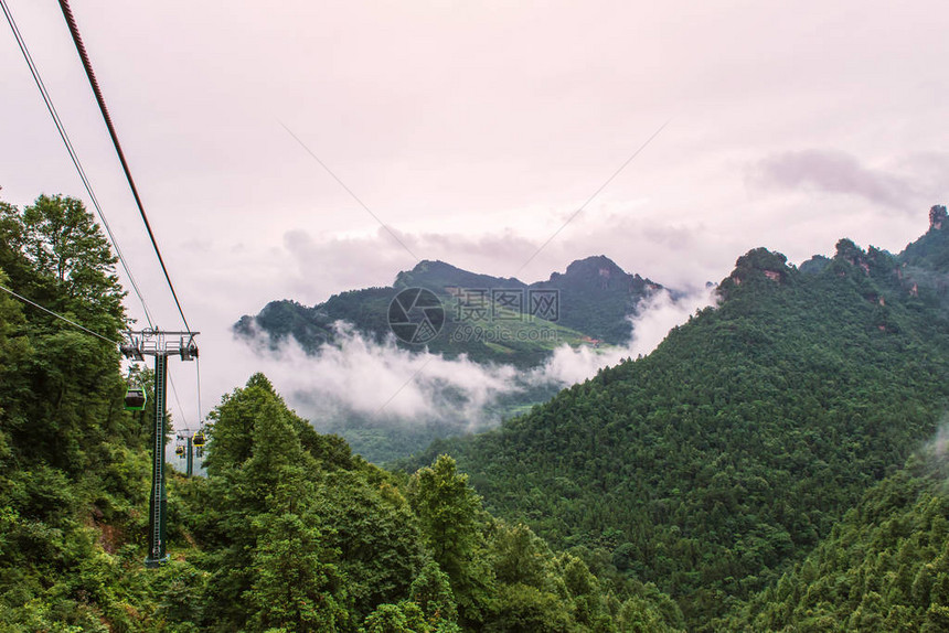 湖南省天门山Zhangjiajie公园内带绕风和弯图片