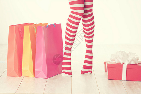 感的圣诞女子腿圣诞购物概念X图片