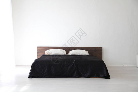 室内白色spanti床和黑色亚麻布图片