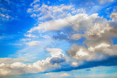 蓝天背景下的积云图片