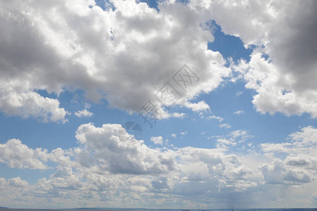 蓝色明亮的天空与积云蓬松的云彩图片