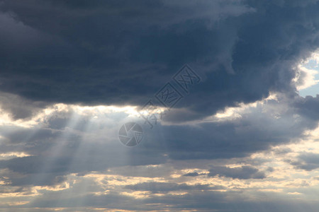 天空云彩太阳光芒从云彩图片